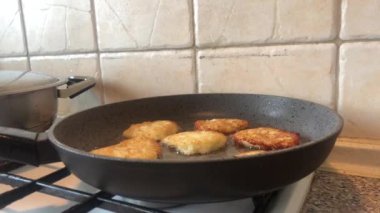 Patates krepleri tavada sebze yağında kızartılır. Gaz ocağında patates tabağı pişiriyorum..