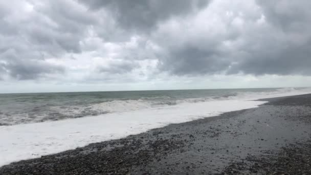 海の嵐 海岸の嵐の警告 嵐の間に雷雲と大きな海の波 黒海のジョージアの嵐の大きな波が陸上に墜落 — ストック動画