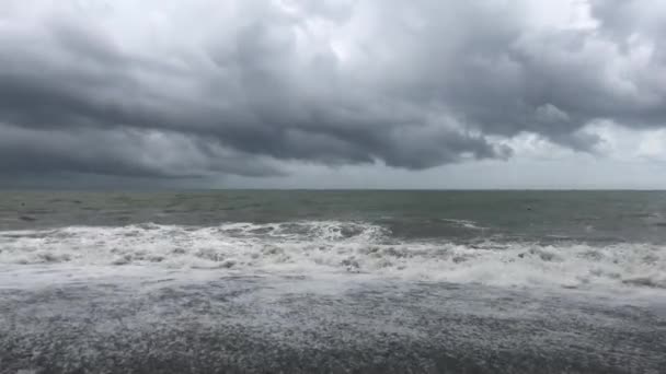 海上风暴 海岸风暴警报 暴风雨时的雷云和大浪 黑海佐治亚州的巨浪冲上岸 — 图库视频影像