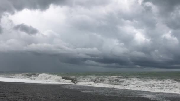 海の嵐 海岸の嵐の警告 嵐の間に雷雲と大きな海の波 黒海のジョージアの嵐の大きな波が陸上に墜落 — ストック動画