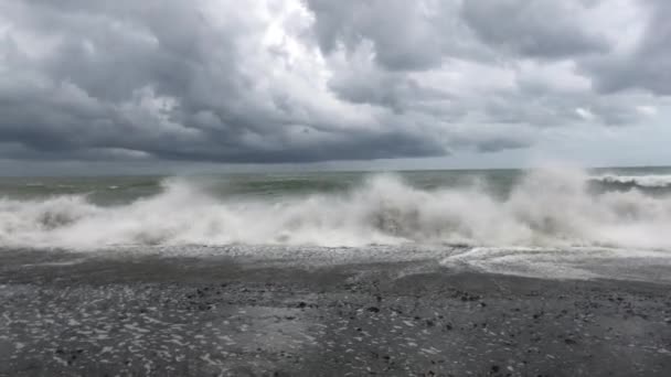 海上风暴 海岸风暴警报 暴风雨时的雷云和大浪 黑海佐治亚州的巨浪冲上岸 — 图库视频影像