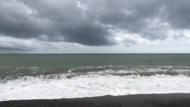 海の嵐 海岸の嵐の警告 嵐の間に雷雲と大きな海の波 黒海のジョージアの嵐の大きな波が陸上に墜落 — ストック動画