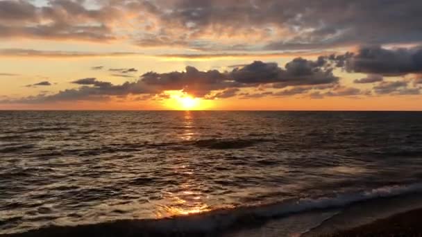 Vacker Solnedgång Vid Havet Utsikt Från Stranden Solens Strålar Tränger — Stockvideo