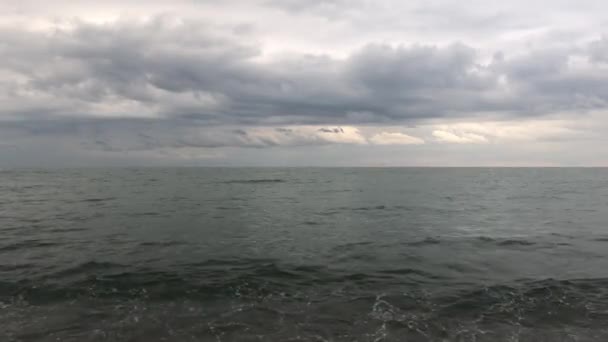 Denizde Güzel Gün Batımı Plajdan Manzara Güneş Işınları Bulutların Içinden — Stok video