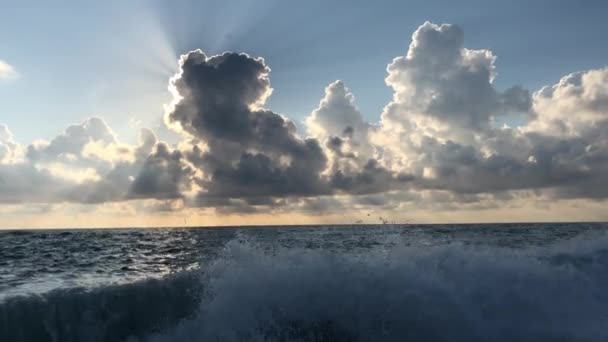 Belo Pôr Sol Mar Vista Praia Raios Sol Penetram Pelas — Vídeo de Stock