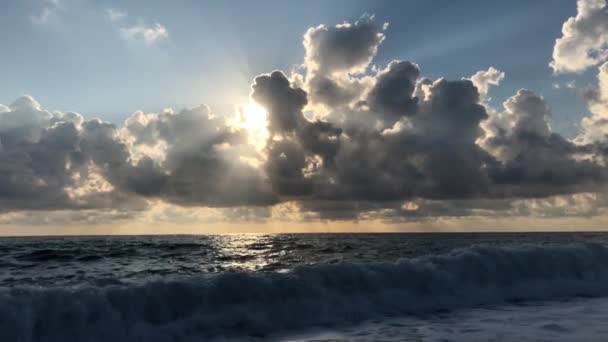 Vacker Solnedgång Vid Havet Utsikt Från Stranden Solens Strålar Tränger — Stockvideo