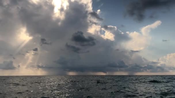 Όμορφο Ηλιοβασίλεμα Στη Θάλασσα Θέα Από Την Παραλία Ακτίνες Του — Αρχείο Βίντεο