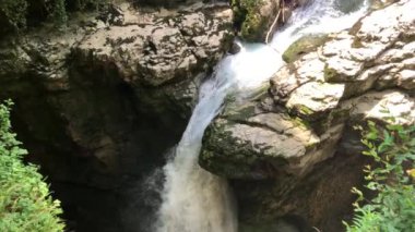 Georgia'daki Martvili Kanyonu. Rezerv in kayalıklarında şelale. Kutaisi yakınlarında, mavi su ile bir dağ nehri bakan güzel doğal kanyon.