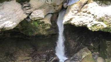 Georgia'daki Martvili Kanyonu. Rezerv in kayalıklarında şelale. Kutaisi yakınlarında, mavi su ile bir dağ nehri bakan güzel doğal kanyon.