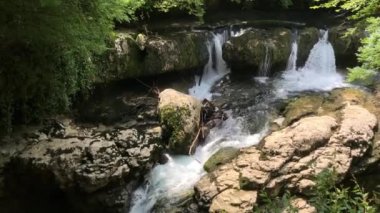 Georgia'daki Martvili Kanyonu. Rezerv in kayalıklarında şelale. Kutaisi yakınlarında, mavi su ile bir dağ nehri bakan güzel doğal kanyon.