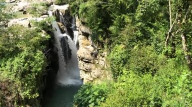 Georgia'daki Martvili Kanyonu. Rezerv in kayalıklarında şelale. Kutaisi yakınlarında, mavi su ile bir dağ nehri bakan güzel doğal kanyon.