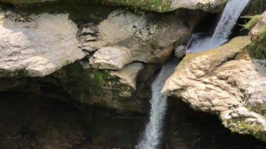 Georgia'daki Martvili Kanyonu. Rezerv in kayalıklarında şelale. Kutaisi yakınlarında, mavi su ile bir dağ nehri bakan güzel doğal kanyon.