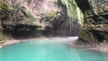 Georgia'daki Martvili Kanyonu. Bir dağ nehrinde turkuaz su ve rezerv kayalıkları. Güzel doğal kanyon, mavi nehir suyu ve Kutaisi yakınlarında tekne.