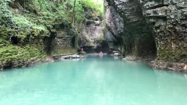 Georgia Daki Martvili Kanyonu Bir Dağ Nehrinde Turkuaz Rezerv Kayalıkları — Stok video