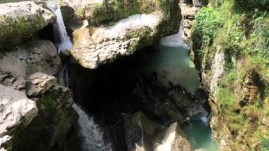 Georgia'daki Martvili Kanyonu. Rezerv in kayalıklarında şelale. Kutaisi yakınlarında, mavi su ile bir dağ nehri bakan güzel doğal kanyon.