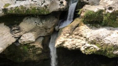Georgia'daki Martvili Kanyonu. Rezerv in kayalıklarında şelale. Kutaisi yakınlarında, mavi su ile bir dağ nehri bakan güzel doğal kanyon.