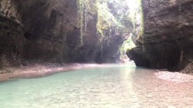 Georgia'daki Martvili Kanyonu. Bir dağ nehrinde turkuaz su ve rezerv kayalıkları. Güzel doğal kanyon, mavi nehir suyu ve Kutaisi yakınlarında tekne.