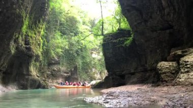 Georgia'daki Martvili Kanyonu. Bir dağ nehrinde turkuaz su ve rezerv kayalıkları. Güzel doğal kanyon, mavi nehir suyu ve Kutaisi yakınlarındaki yeşil bitki örtüsü.