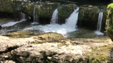 Georgia'daki Martvili Kanyonu. Rezerv in kayalıklarında şelale. Kutaisi yakınlarında, mavi su ile bir dağ nehri bakan güzel doğal kanyon.