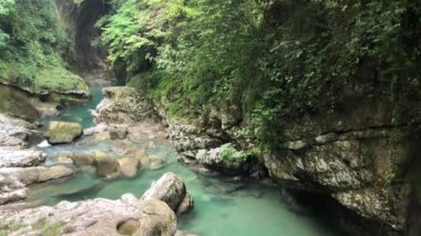 Georgia'daki Martvili Kanyonu. Bir dağ nehrinde turkuaz su ve rezerv kayalıkları. Güzel doğal kanyon, mavi nehir suyu ve Kutaisi yakınlarındaki yeşil bitki örtüsü.