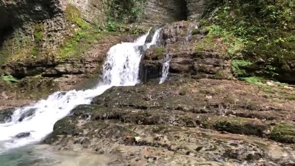佐治亚州的马特维利峡谷 保护区悬崖上的瀑布 美丽的天然峡谷俯瞰山河与蓝色水 库塔伊西附近 — 图库视频影像