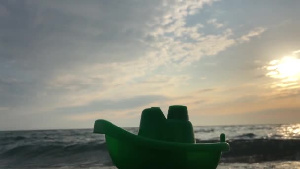 Детская Лодка Фоне Моря Заката Игрушечная Лодка Воде Заднем Плане — стоковое видео