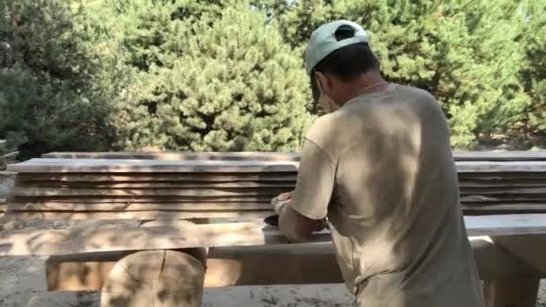 工人用磨削工具擦松板 在人手中是一种电动工具 用于研磨和抛光木板的表面 木材工匠用自己的双手工作 — 图库视频影像