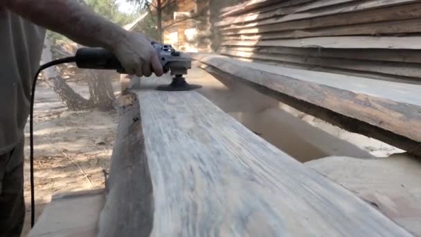 Een Werknemer Poliert Een Grenen Plank Met Een Slijpmiddel Handen — Stockvideo