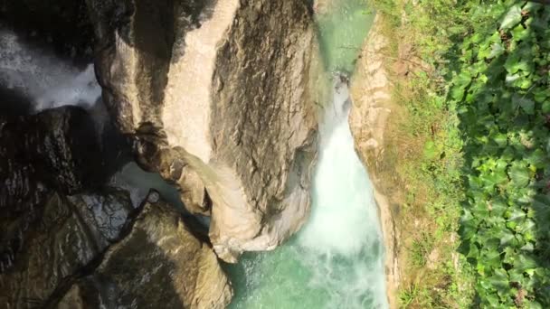 佐治亚州的马特维利峡谷 保护区悬崖上的瀑布 美丽的天然峡谷俯瞰山河与蓝色水 库塔伊西附近 — 图库视频影像