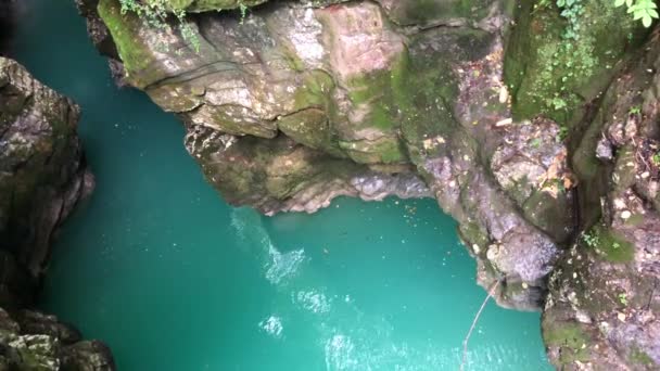 Martvili Canyon Georgia Acqua Turchese Fiume Montagna Scogliere Della Riserva — Video Stock