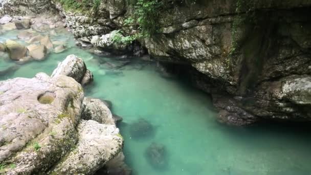 Martvili Canyon Georgia Acqua Turchese Fiume Montagna Scogliere Della Riserva — Video Stock