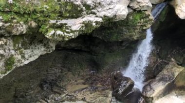 Georgia'daki Martvili Kanyonu. Rezerv in kayalıklarında şelale. Kutaisi yakınlarında, mavi su ile bir dağ nehri bakan güzel doğal kanyon.
