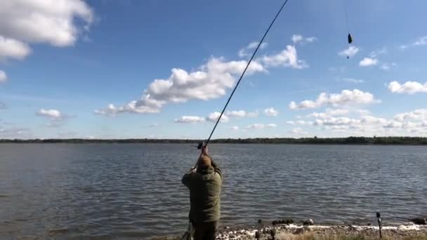 Pescador Lança Giro Lago Homem Está Pescar Junto Rio Homem — Vídeo de Stock