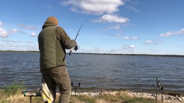 Pescatore Lancia Filatura Nel Lago Uomo Sta Pescando Sul Fiume — Video Stock