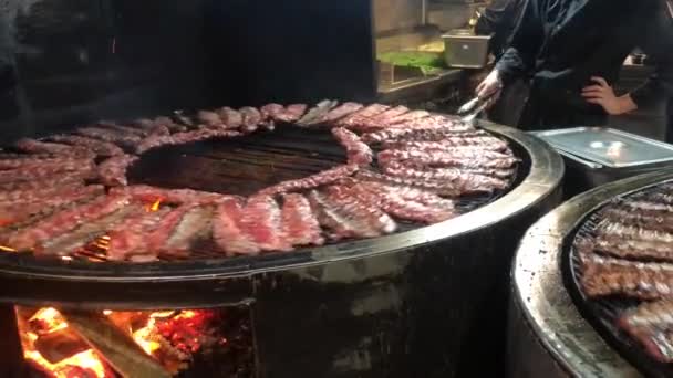 Varkensribben Gekookt Het Vuur Roterende Grill Voor Het Koken Van — Stockvideo