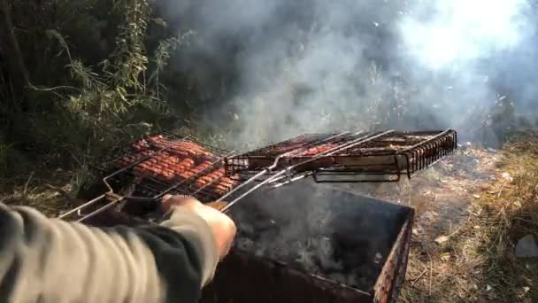 Revbensspjäll Tillagade Elden Roterande Grill För Matlagning Kött Kocken Förbereder — Stockvideo