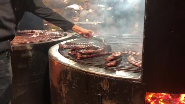 猪排骨在火上煮 烤肉用的旋转烤架 厨师在一个大烤架上准备排骨 — 图库视频影像