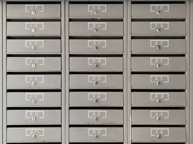 Arkaplan dokusu: bir apartmanın duvarındaki posta kutusu. Posta ve mektuplar için metal duvar kutuları.