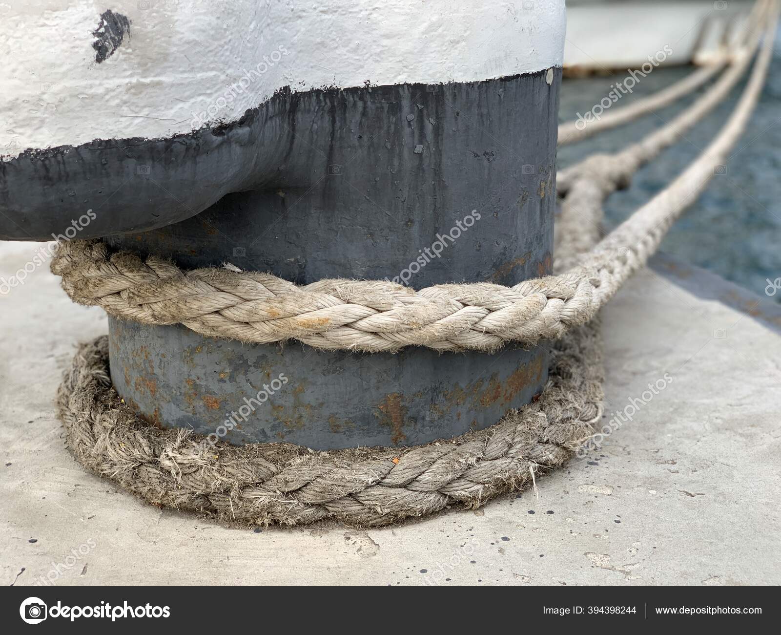 Ship's Rope Tied Post Dock Ship Moored Shore Thick Rope Stock Photo by  ©skoles.ukr.net 394398244