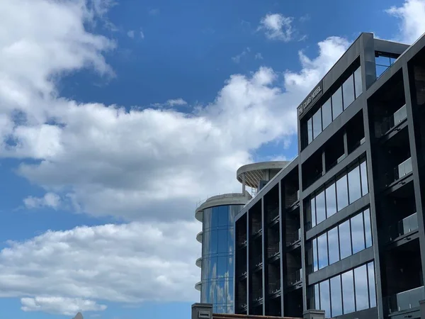 Багатоповерхова Будівля Проти Блакитного Неба Висока Нова Будівля Дзеркальними Вікнами — стокове фото