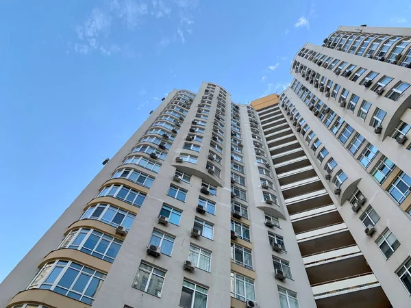 Edifício Vários Andares Contra Céu Azul Novo Edifício Alto Com — Fotografia de Stock