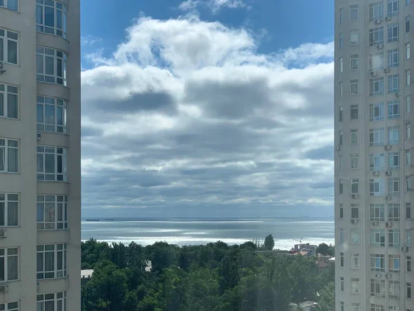 海と青空を背景に 複数階建ての建物 海の景色を望む背の高い新しい建物 背景のテクスチャ 海岸沿いの新しい建物 — ストック写真