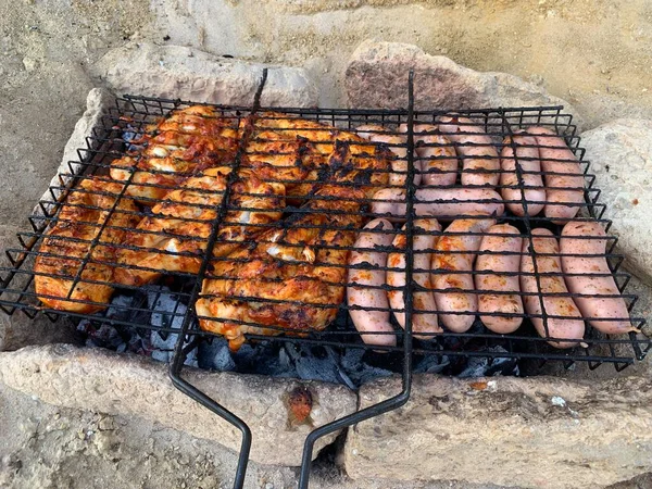 Bife Frango Frito Piquenique Natureza Carne Aves Cozinhada Fogo Bifes — Fotografia de Stock