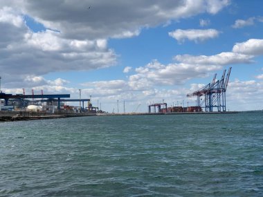 İskeledeki limanda bir sürü demir konteynır var. Karadeniz limanında yük vinçleri var. Odessa, Karadeniz, liman, 5 Temmuz 2020