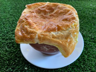 Hamur kapaklı sıcak yemek. Ekmeğe bulanmış tencerede yemek. Patates ve sebzeli et tarifi..