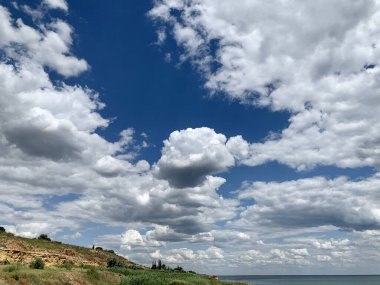 Mavi güzel gökyüzü ve beyaz bulutlar. Açık hava, açık gökyüzüne karşı güzel bir zıtlık. Arkaplan dokusu: Cennet, Sonsuzluk