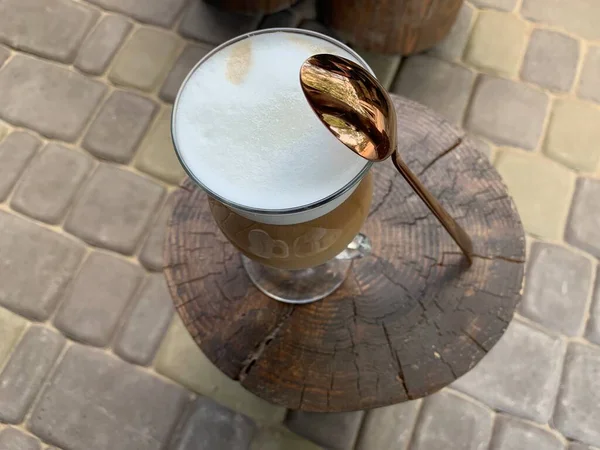 Una Taza Transparente Con Capuchino Una Bandeja Madera Vaso Café — Foto de Stock