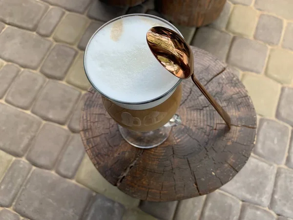 Una Taza Transparente Con Capuchino Una Bandeja Madera Vaso Café —  Fotos de Stock