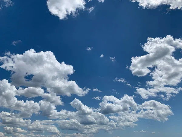 Modrá Krásná Obloha Bílé Mraky Jasné Počasí Krásný Kontrast Proti — Stock fotografie