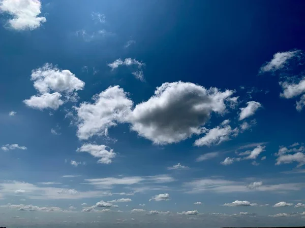 Modrá Krásná Obloha Bílé Mraky Jasné Počasí Krásný Kontrast Proti — Stock fotografie